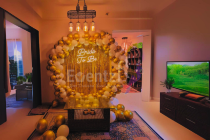 Lavish White & Gold Ring Decor